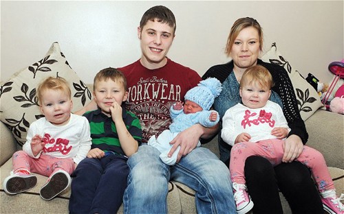  Hai vợ chồng Emily Scrugham và Peter Dunn cùng 4 đứa con. Ảnh: Caters News