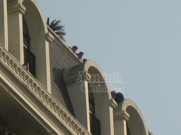 Người đàn ông ngồi trên mái vòm tòa Pacific dọa tự tử