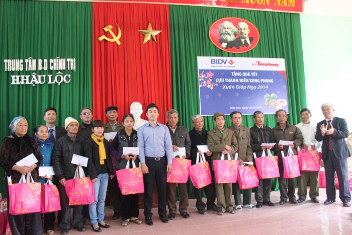 BIDV và Báo Tiền Phong trao quà cho cựu TNXP tại Thanh Hóa