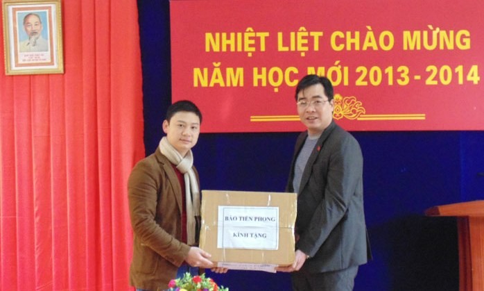 Đồng chí Nông Việt Yên, Bí thư tỉnh Đoàn trao tạp chí của báo Tiền Phong cho Đoàn trường THPT dân tộc nội trú tỉnh