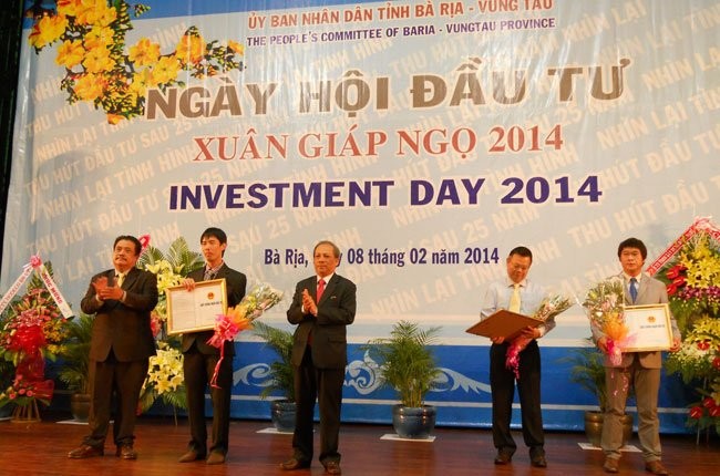 Lãnh đạo tỉnh Bà Rịa - Vũng Tàu trao giấy chứng nhận đầu tư cho 9 dự án trong sáng 8/2. Ảnh: TBKTSG