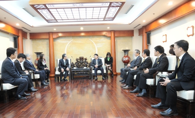 Ông Nghiêm Xuân Thành - Tổng giám đốc Vietcombank cùng đoàn đại biểu Vietcombank tiếp đoàn đại diện cấp cao Aichi Bank