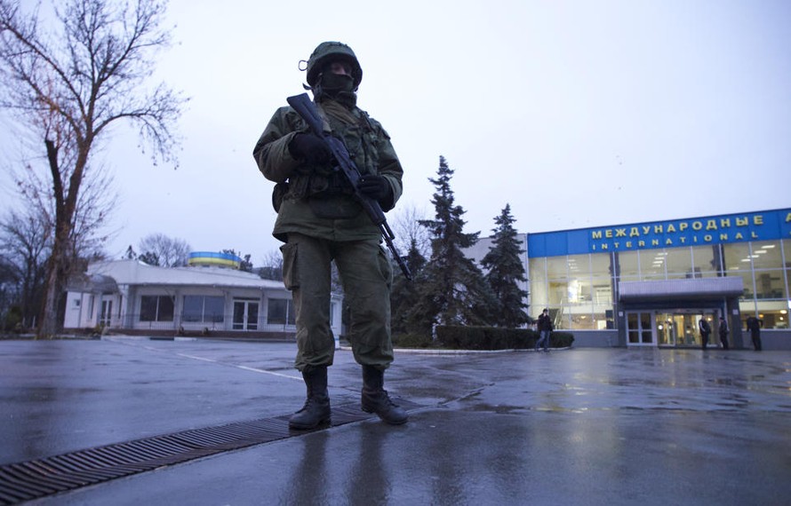 Lính Nga xuất hiện tại một sân bay nước Cộng hòa tự trị Crimea vào sáng 28/2. Ảnh: AP
