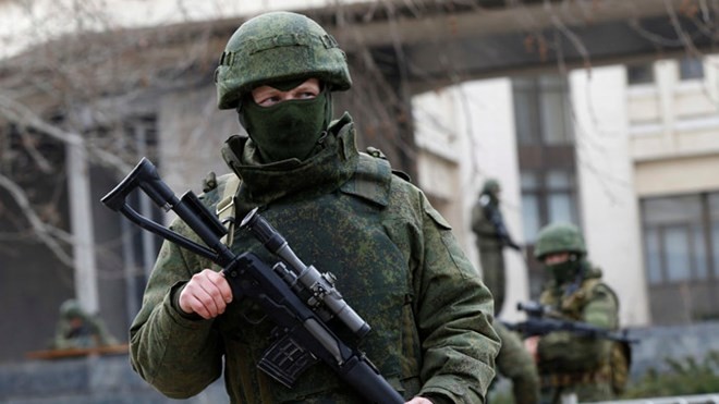 Một binh lính ủng hộ Nga đứng gác ở một khu vực ở Crimea. (Nguồn: RT) 