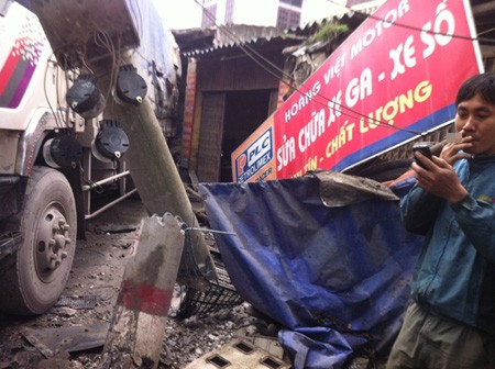 Xe tải tụt dốc nghiền nát xe máy, tông đổ nhà dân