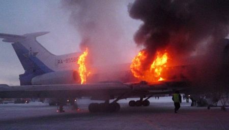 Phi cơ chở 170 khách Ấn Độ bốc cháy khi hạ cánh