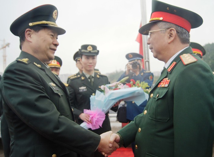 Thượng tướng Nguyễn Chí Vịnh (phải) và Trung tướng Thích Kiến Quốc tại lễ đón sáng 10/3. Ảnh: Nguyễn Minh