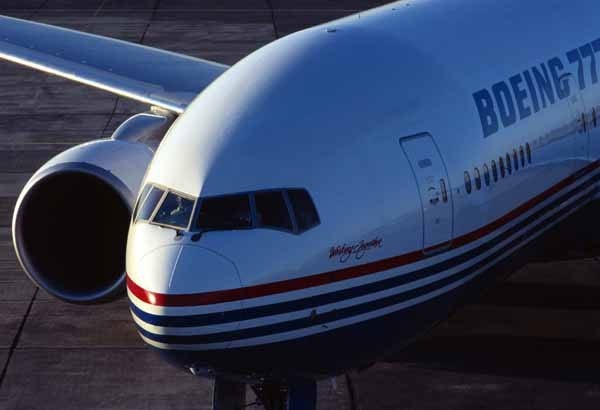 Dòng Boeing 777 là máy bay thương mại đầu tiên được thiết kế hoàn toàn trên máy tính và là loại máy bay hiện đại bậc nhất. Ảnh: IE
