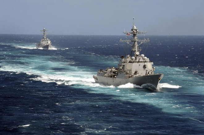 Tàu khu trục USS Kidd và USS Pinckney của Mỹ. Ảnh: Reuters.