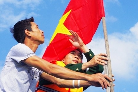 Sinh viên cắm cờ Tổ quốc lên tàu ngư dân