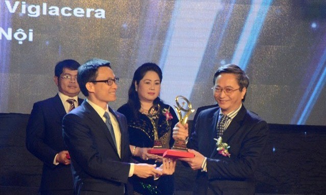 Phó Thủ tướng Vũ Đức Đam trao giải Vàng Chất lượng Quốc gia cho ông Nguyễn Minh Tuấn - Phó Tổng Giám đốc Viglacera
