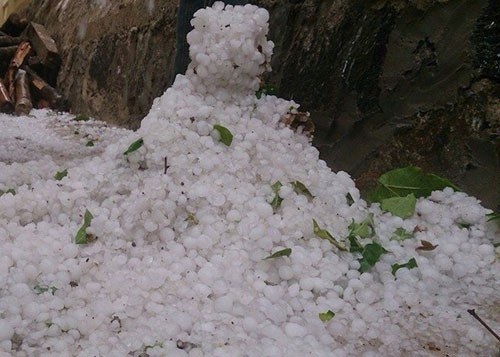 Mưa đá xuất hiện ở vùng núi Điện Biên