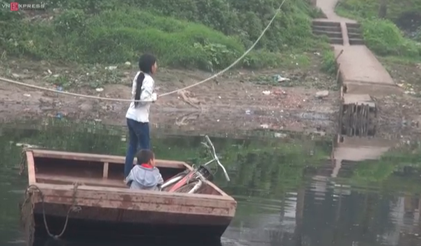 Ngay tại Hà Nội dân cũng đu dây qua sông