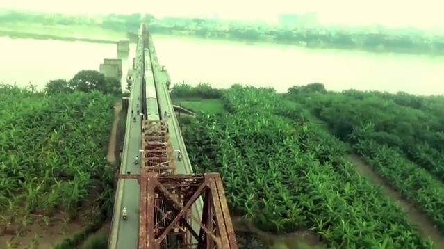 Cầu Long Biên từ trên cao quay bằng flycam
