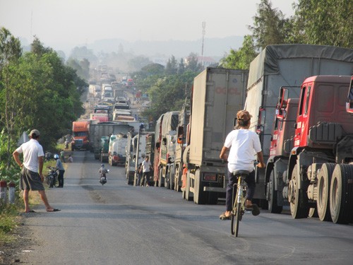 Hàng ngàn xe nối đuôi trên quốc lộ, đoạn qua huyện Tuy An, sáng nay