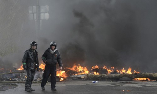 Người biểu tình ủng hộ Nga tại một điểm kiếm soát ở thành phố Slaviansk, miền đông Ukraine. Ảnh: Reuters.