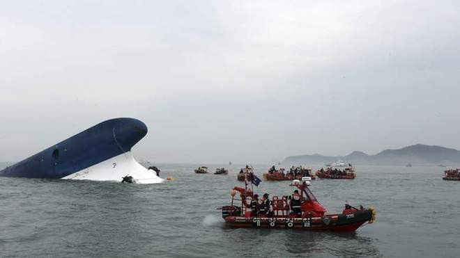 Hiện trường giải cứu nạn nhân chìm tàu ở Hàn Quốc