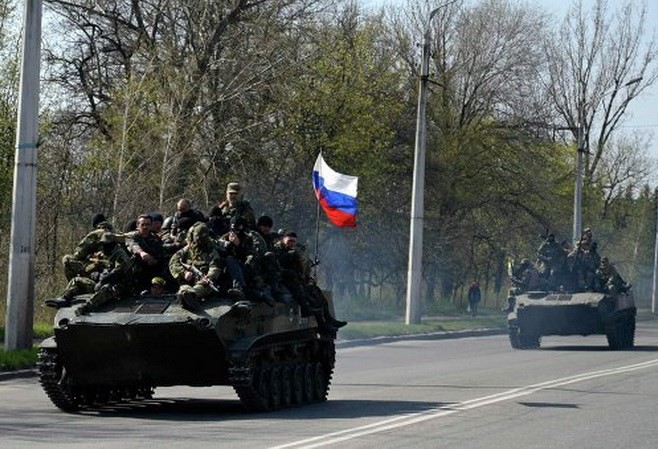 Xe bọc thép của Ukraine theo phe ủng hộ Nga. (Nguồn: Reuters)