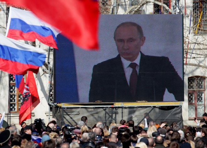 Người dân ở Sevastopol nghe bài phát biểu của Tổng thống Putin về việc sáp nhập Crimea vào Liên bang Nga. (Ảnh: EPA)