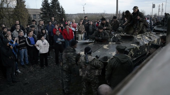 Một xe quân sự Ukraine bị bao vây ở Kramatorsk - Ảnh: Reuters