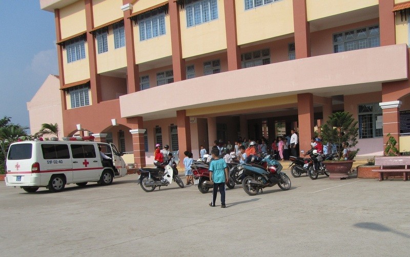 Trường tiểu học Long Bình, nơi gần 100 em học sinh phải nhập viện sau khi ăn trưa.