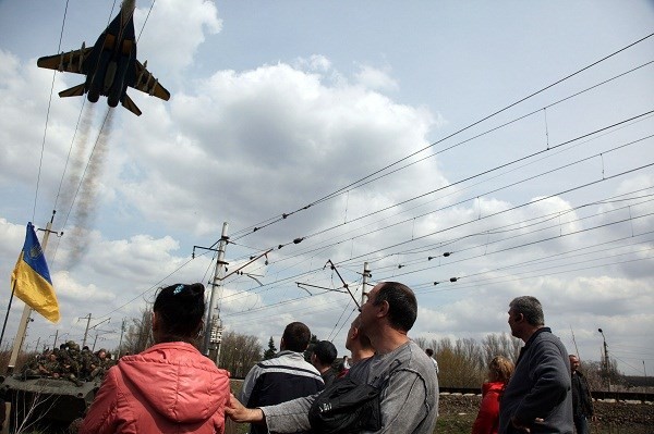 Máy bay chiến đấu MIG 295 của Ukraine quần đảo trên đầu những người biểu tình tại thành phố Kramatorsk ngày 16/4. 