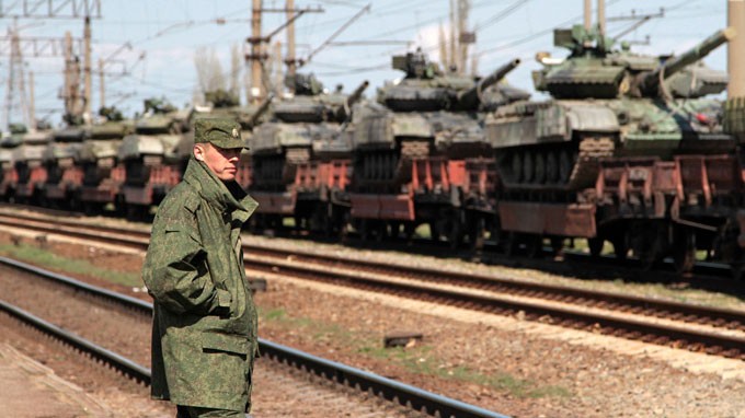 Lính Nga giám sát việc đưa xe tăng của Ukraine rời khỏi Crimea. Với việc đổi mới, quân đội Nga đã có bộ mặt khác ở Crimea - Ảnh: Reuters