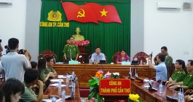 Đại tá Phan Minh Tấn, Phó giám đốc Công an TP Cần Thơ (áo xanh) đứng phát biểu tại buổi họp báo