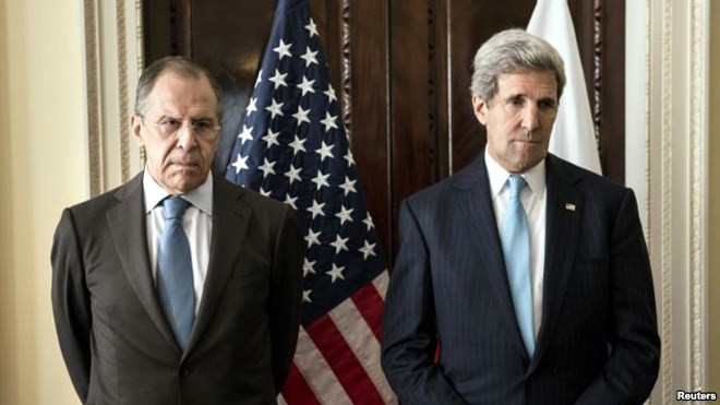 Bộ trưởng Ngoại giao Nga Sergei Lavrov và Ngoại trưởng John Kerry. Ảnh: Reuters