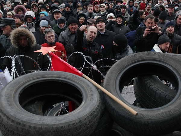 Người biểu tình đòi trưng cầu dân ý liên bang hóa Ukraine tại thành phố Donetsk, miền Đông Ukraine