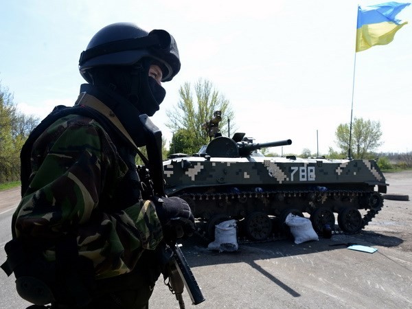 Binh sỹ Ukraine gác tại trạm kiểm soát cách thành phố Slavyansk khoảng 25km, ngày 27/4. (Nguồn: TTXVN) 