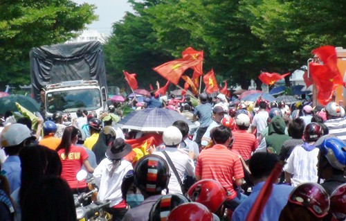 Hàng nghìn công nhân tập trung trước cổng các doanh nghiệp Trung Quốc để phản đối việc nước này hạ đặt giàn khoan trong vùng đặc quyền kinh tế Việt Nam. Ảnh: VnExpress