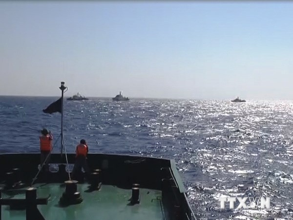 3 tàu hải cảnh TQ vây chặn tàu Cảnh sát biển Việt Nam. Ảnh: TTXVN