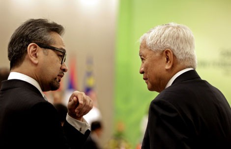 Ngoại trưởng Indonesia Marty Natalegawa (trái) và Ngoại trưởng Philippines Albert del Rosario