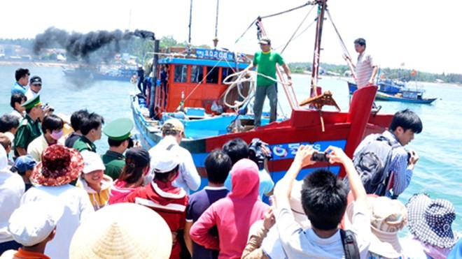 Tàu cá chở hai ngư dân trọng thương do bị phía Trung Quốc vô cớ đánh đập từ Hoàng Sa vừa trở về trưa 18/5. Ảnh: Trí Tín.