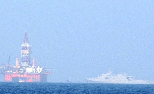 Trung Quốc duy trì 2 tàu hộ vệ tên lửa ở giàn khoan