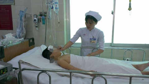 Bé K. đang được chăm sóc hồi sức tại Bệnh viện Chợ Rẫy. Ảnh: Thanh Huyền.