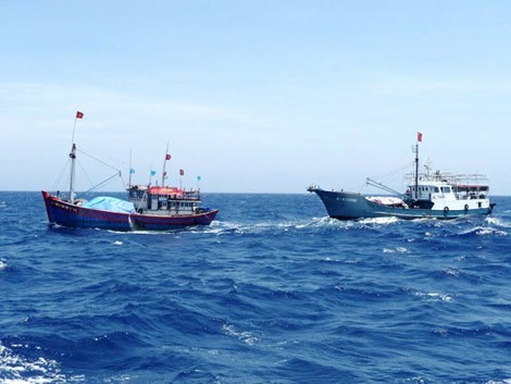 Tàu sắt Trung Quốc ngang ngược uy hiếp tàu cá Việt nam trên vùng biển Hoàng Sa.