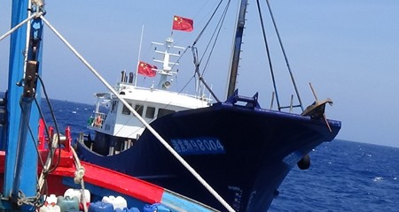 Tàu Trung Quốc tăng tốc, vây ép chặn hướng tàu Việt Nam