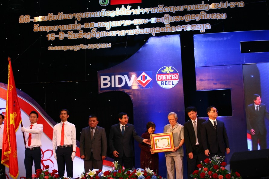 Lãnh đạo BIDV nhận phần thưởng Nhà nước Lào trao tặng cho Ngân hàng nhân 15 năm LaoVietBank. Ảnh Doãn Hoàng