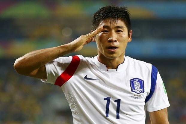 Pha ăn mừng theo kiểu nhà binh của Lee Keun-ho sau khi ghi bàn vào lưới ĐT Nga (Hàn Quốc hòa 1-1) ở lượt trận đầu tiên. Ảnh: Reuters.