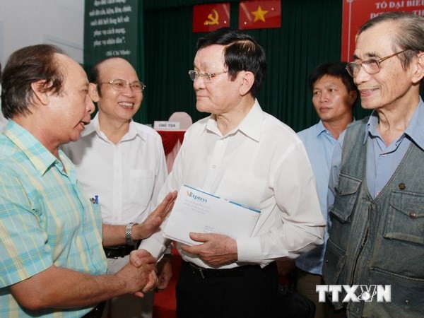Chủ tịch nước Trương Tấn Sang với các cử tri Quận 1, Thành phố Hồ Chí Minh. (Ảnh: Nguyễn Khang/TTXVN)