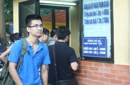 Giá vé vào cửa vườn thú Hà Nội tăng từ 4.000 lên 10.000 đồng/người lớn. Ảnh: Minh Minh.