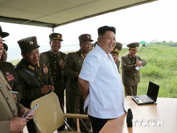 Nhà lãnh đạo Triều Tiên Kim Jong-un quan sát một vụ thử tên lửa. (Nguồn: AFP/TTXVN) 