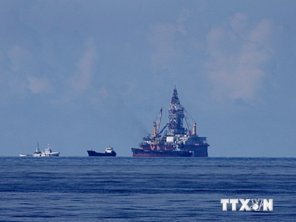 Tàu bảo vệ gần giàn khoan Hải Dương-981 của Trung Quốc. 