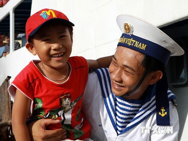 Chiến sỹ hải quân và trẻ em ở đảo Trường Sa lớn. (Ảnh: Bùi Tường/TTXVN) 