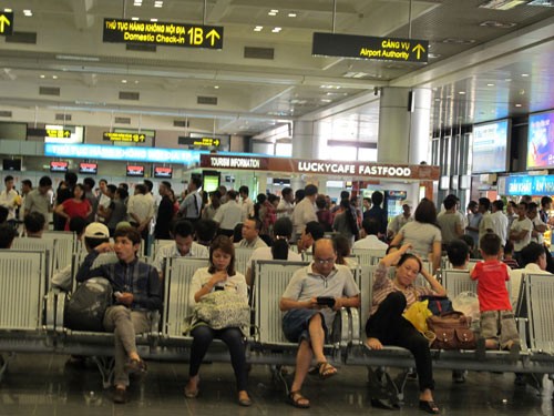 Hành khách chờ làm thủ tục tại sân bay quốc tế Nội Bài - Hà Nội. 