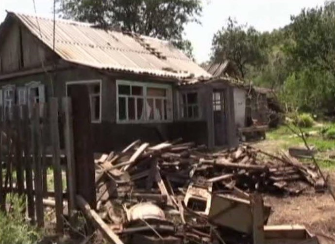 Một ngôi nhà ở Donetsk của Nga bị hư hại vì pháo bắn từ Ukraine.