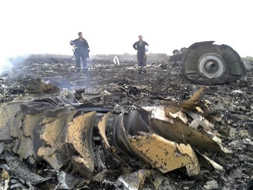 Hiện trường vụ máy bay Boeing 777 số hiệu MH17 của Malaysia rơi tại Ukraine. Ảnh: Reuters
