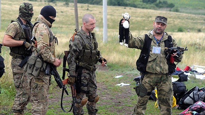 Bức ảnh được cho là chụp cảnh một binh sĩ quân tự vệ giơ cao con gấu bông như một chiến lợi phẩm. (Nguồn: AFP)